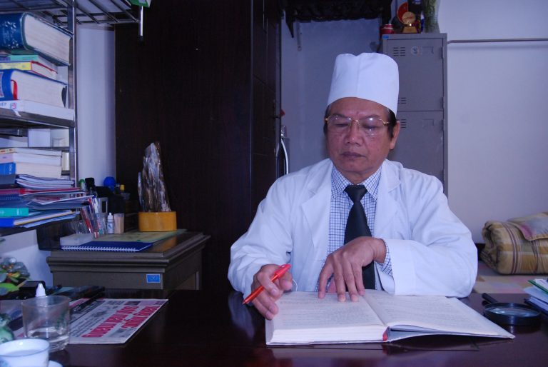 Tiến[-]sĩ[-]Nhâm[-]Văn[-]Sinh[-]sự[-]tin[-]yêu[-]của[-]bệnh[-]nhân[-]là[-]niềm[-]hạnh[-]phúc[-]đối[-]với[-]người[-]thầy[-]thuốc